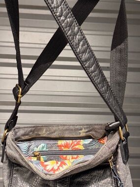 Pistil Designs Women’s Crossbody “Gotta Run” Bag Like New